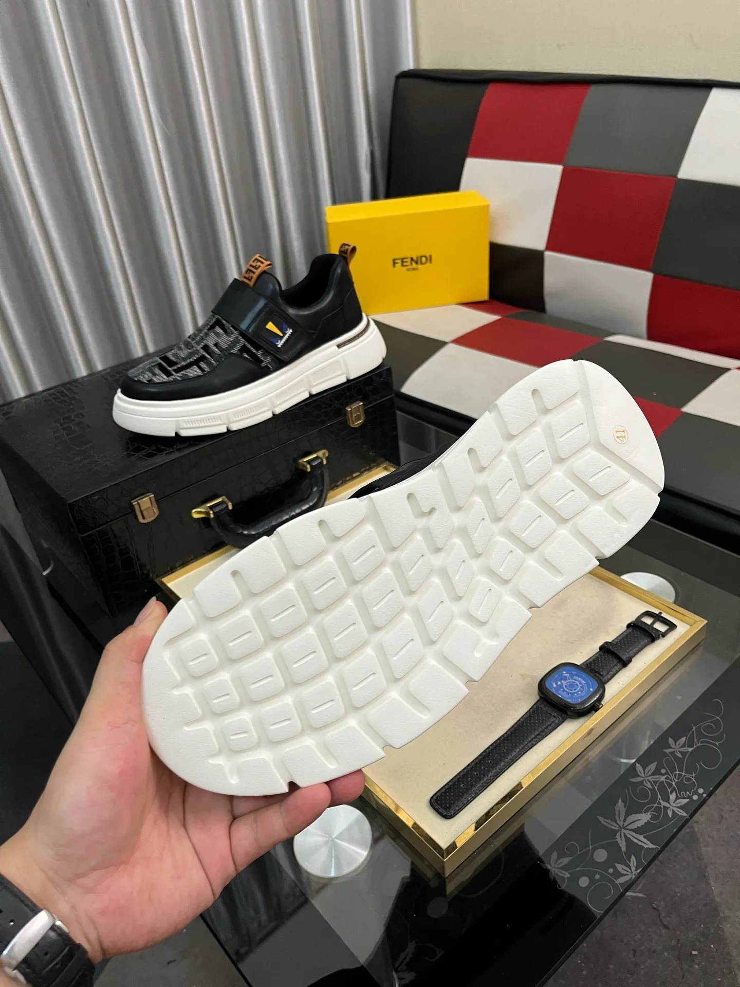 Men's Men's Shoes💰420⌚️⌚️[FENDI] Fendi's classic and comfortable men's, this complex sneaker is made of soft calfskin➕genuine leather lining➕original ultra-light rubber material with rough outsole. This unique light style is suitable for the casual and refined sensibility of this season. It is comfortable and natural on the feet. It is an everyday style for casual travel in autumn and winter! Code number: 38−443️⃣Colors available